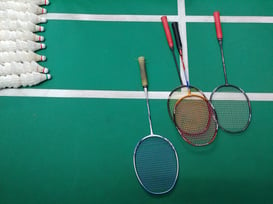 green-and-white-court-with-badminton-rackets-3660204